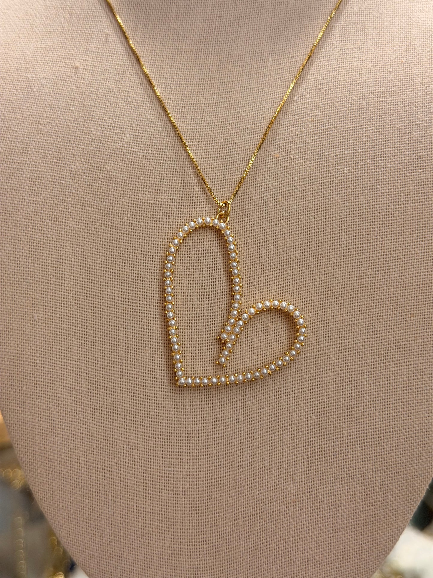 Cuello de corazón con perlitas rodinado Gold