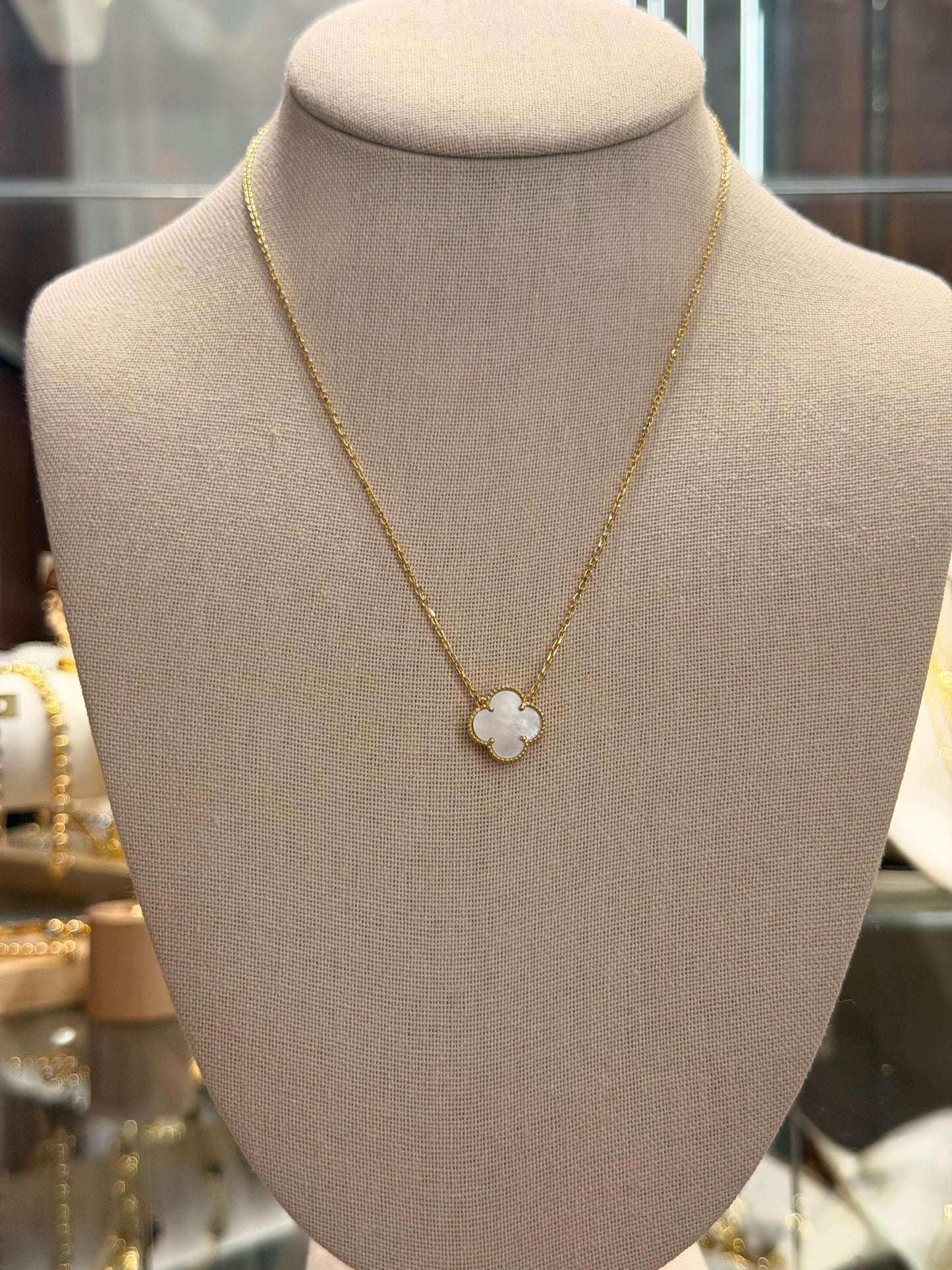 Cadena de Oro con dije Flor Madre Perla Medium