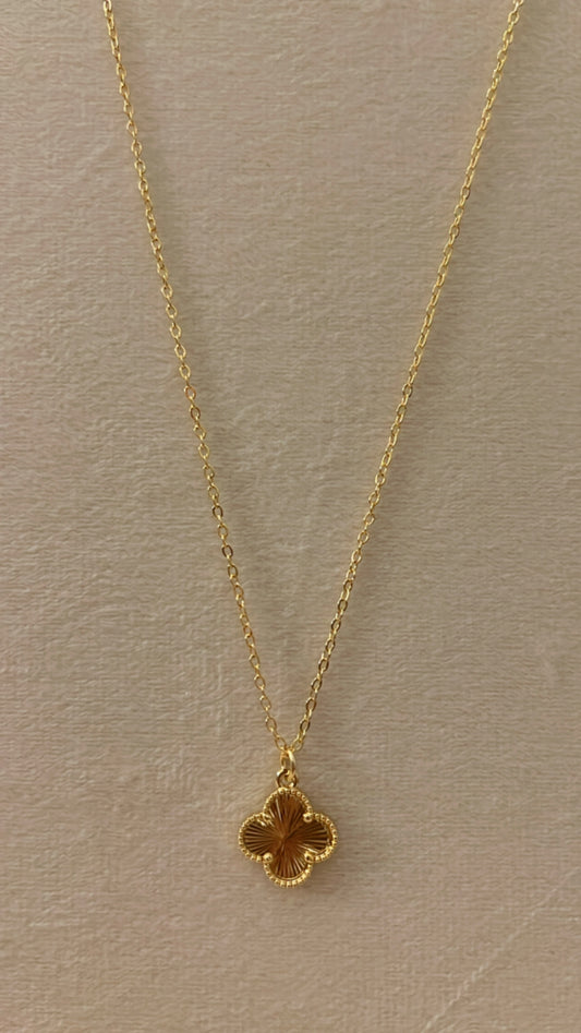 Cuello rodinado Gold con digel de flor