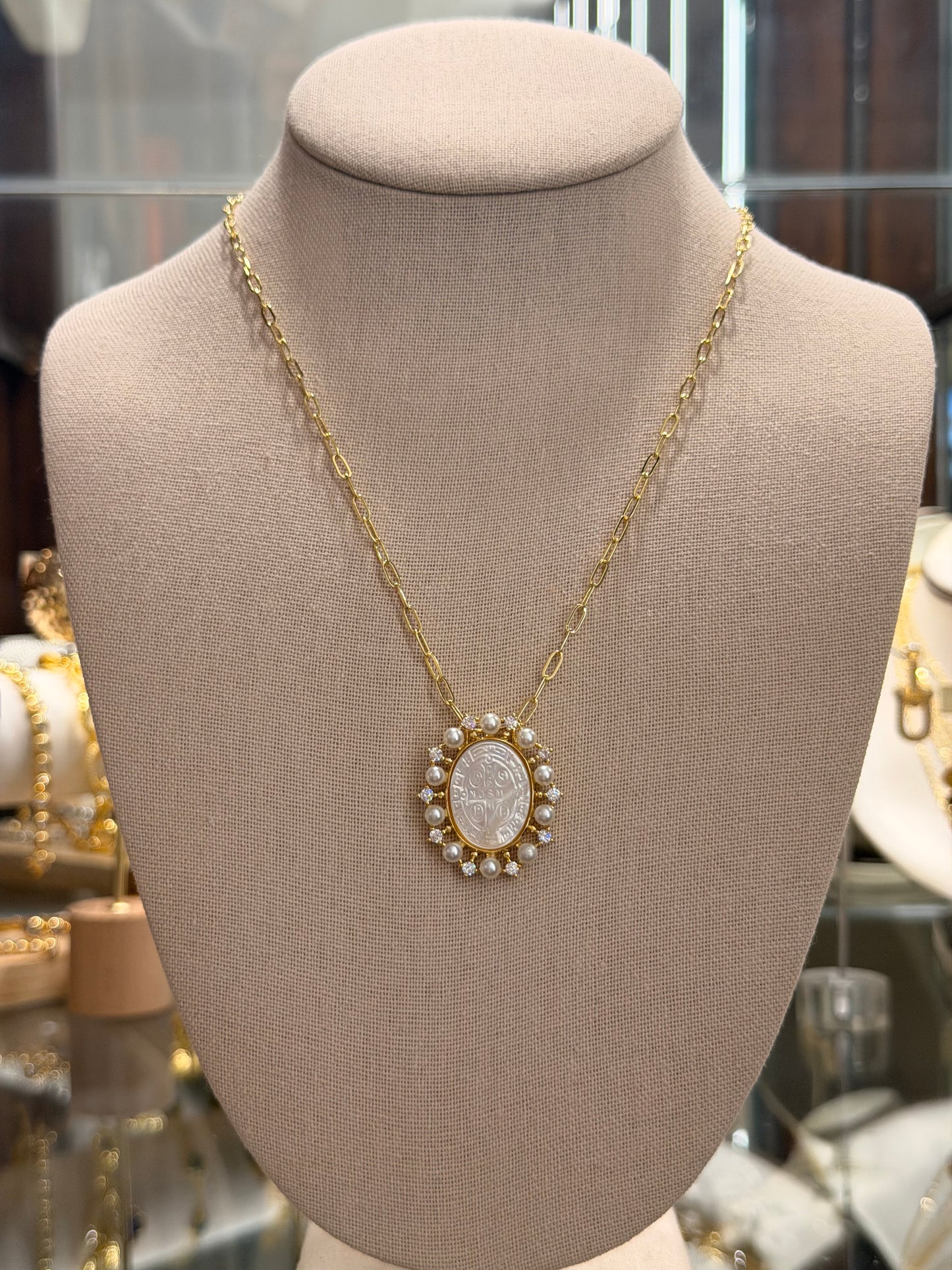 Cuello paper click con medalla religiosa, perlas y Cz rodinado Gold