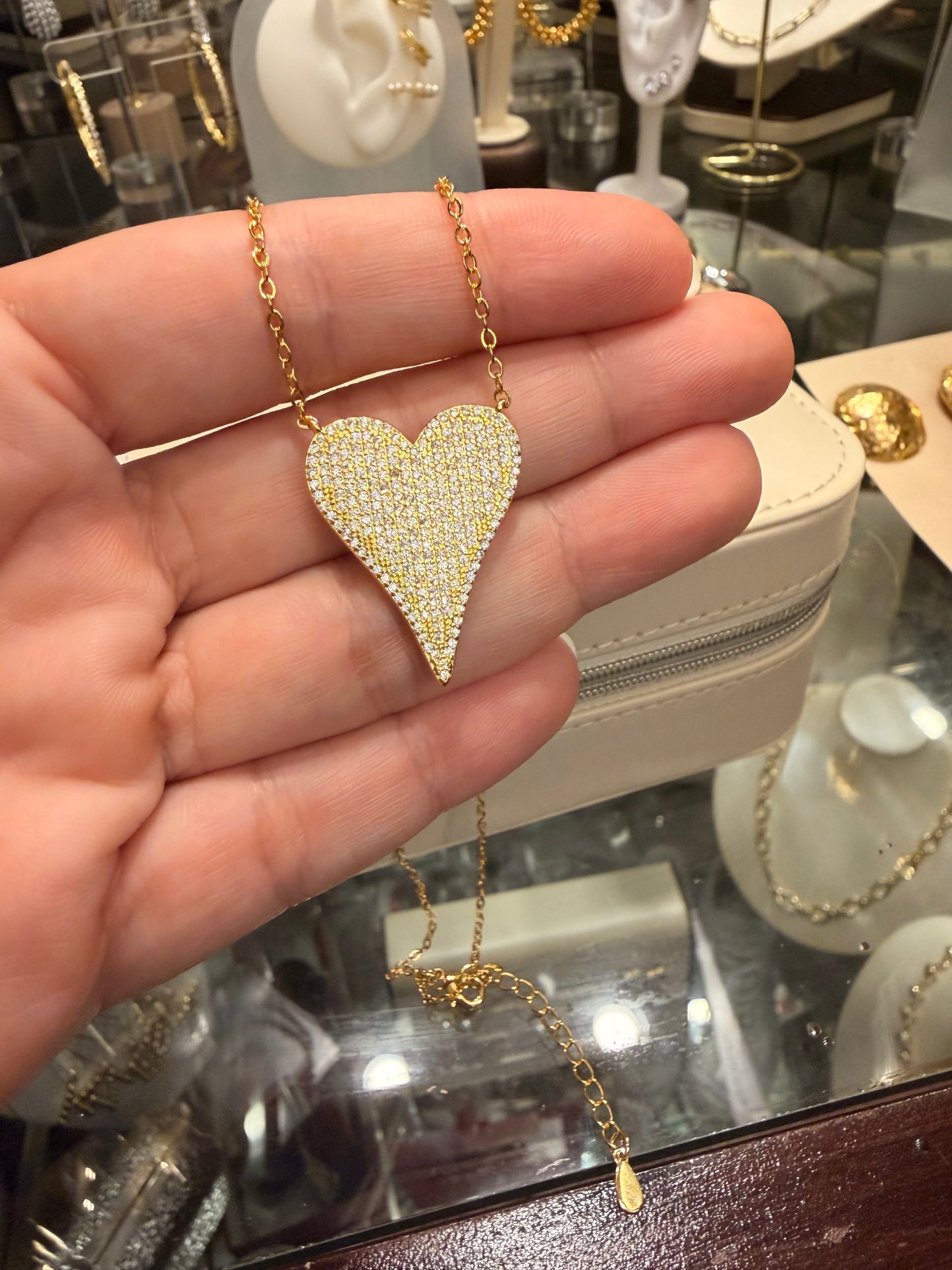 Cuello de corazón con Micropave Gold
