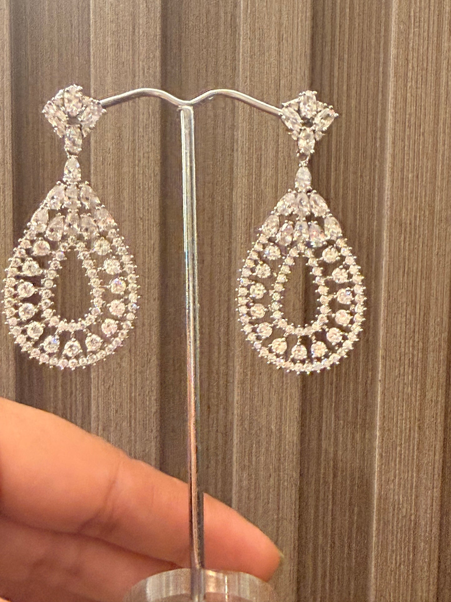 Aretes colgantes con cristales blancos rodinados
