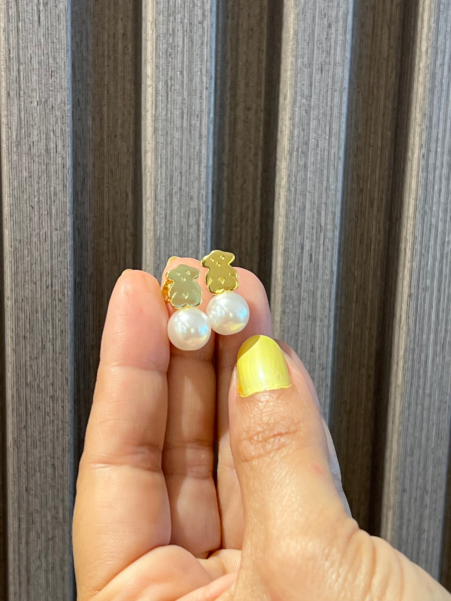 Aretes de perla con osito rodinado