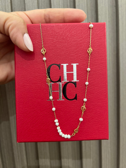 Cuello Carolina Herrera Gold Logo con Perlitas