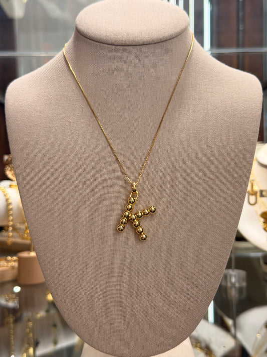 Cadena de letra K en balines rodinado