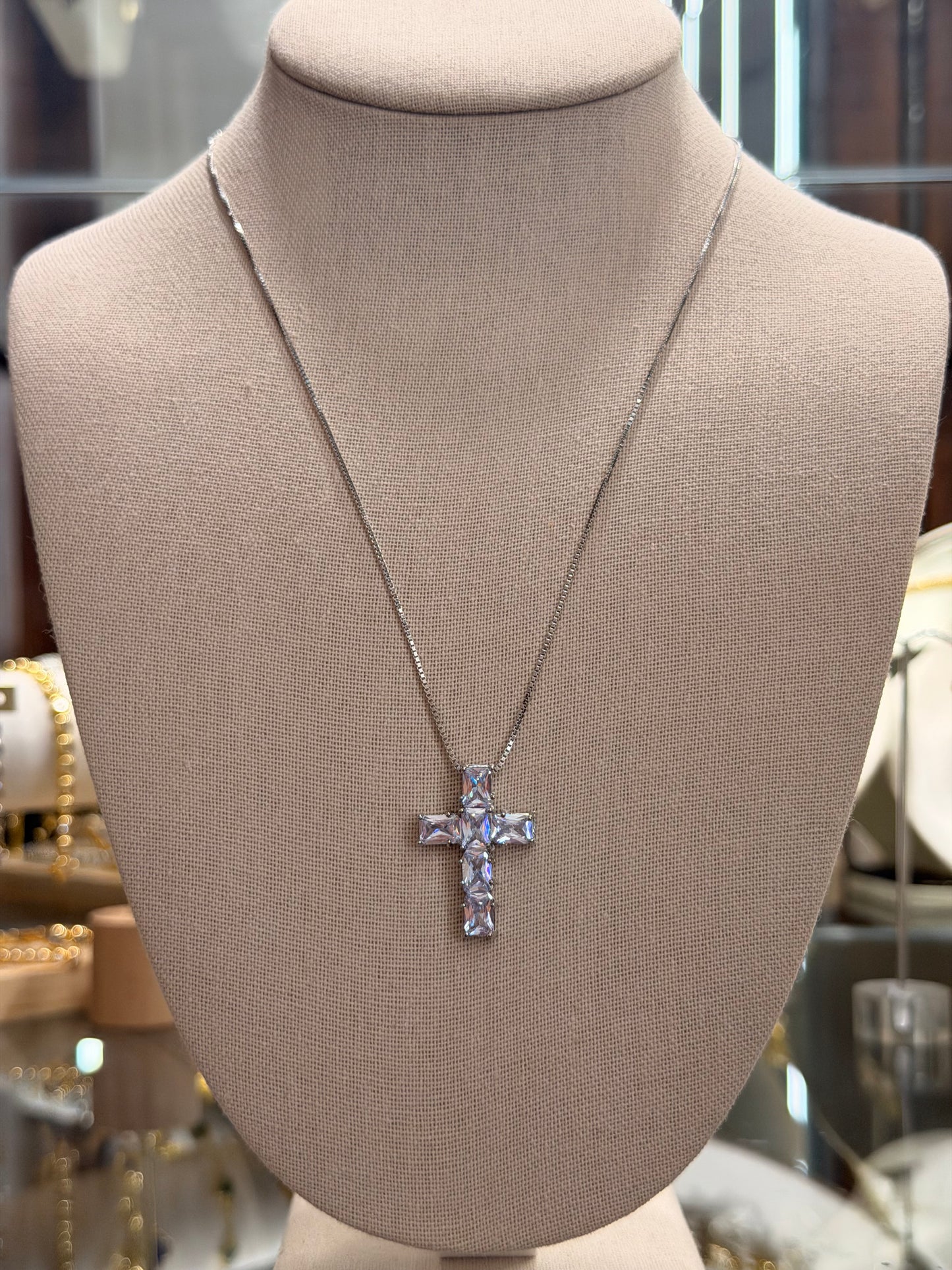 Cuello de cruz con cristales transparentes silver
