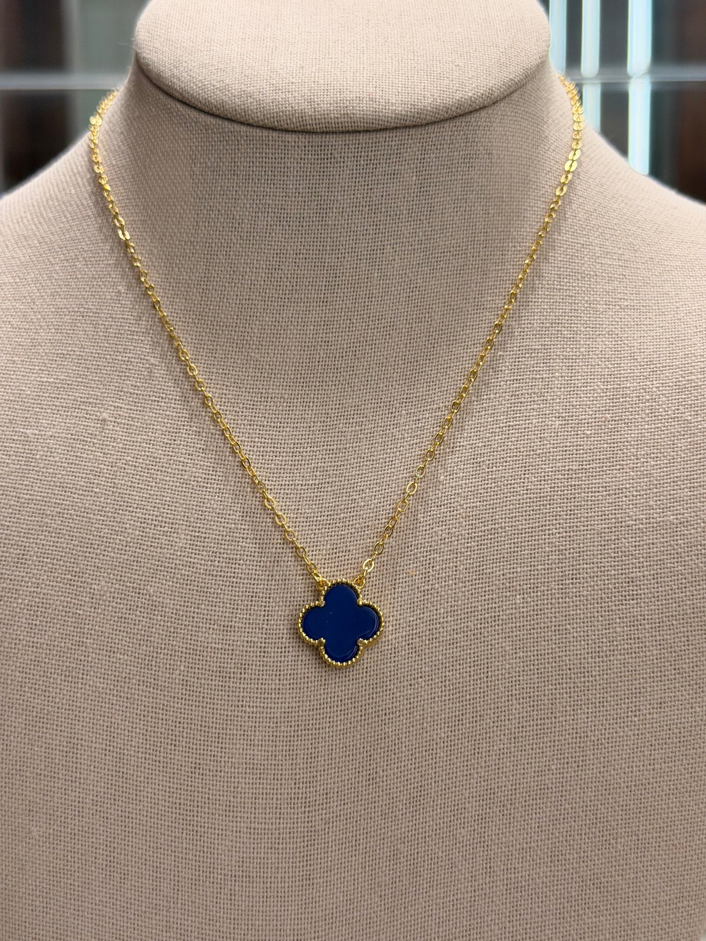 Set cadena y aretes flor Navy Blue rodinado
