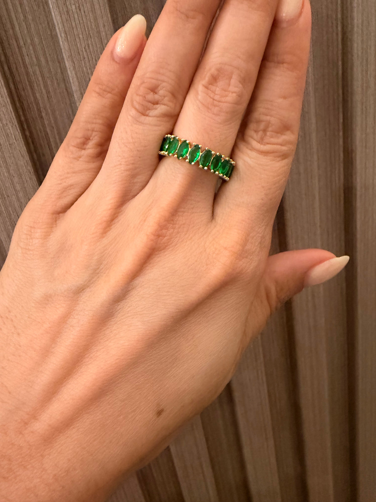Anillo de baguettes ovalado green rodinado