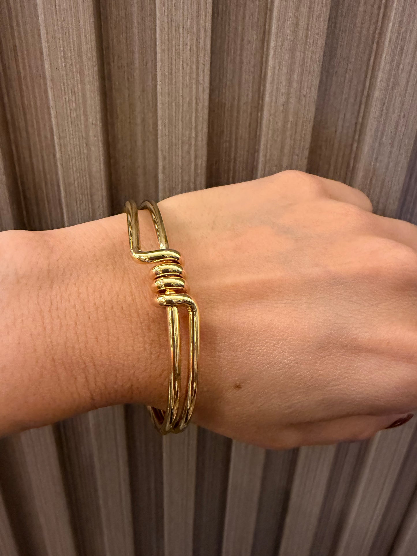 Brazalete con diseño rodinado