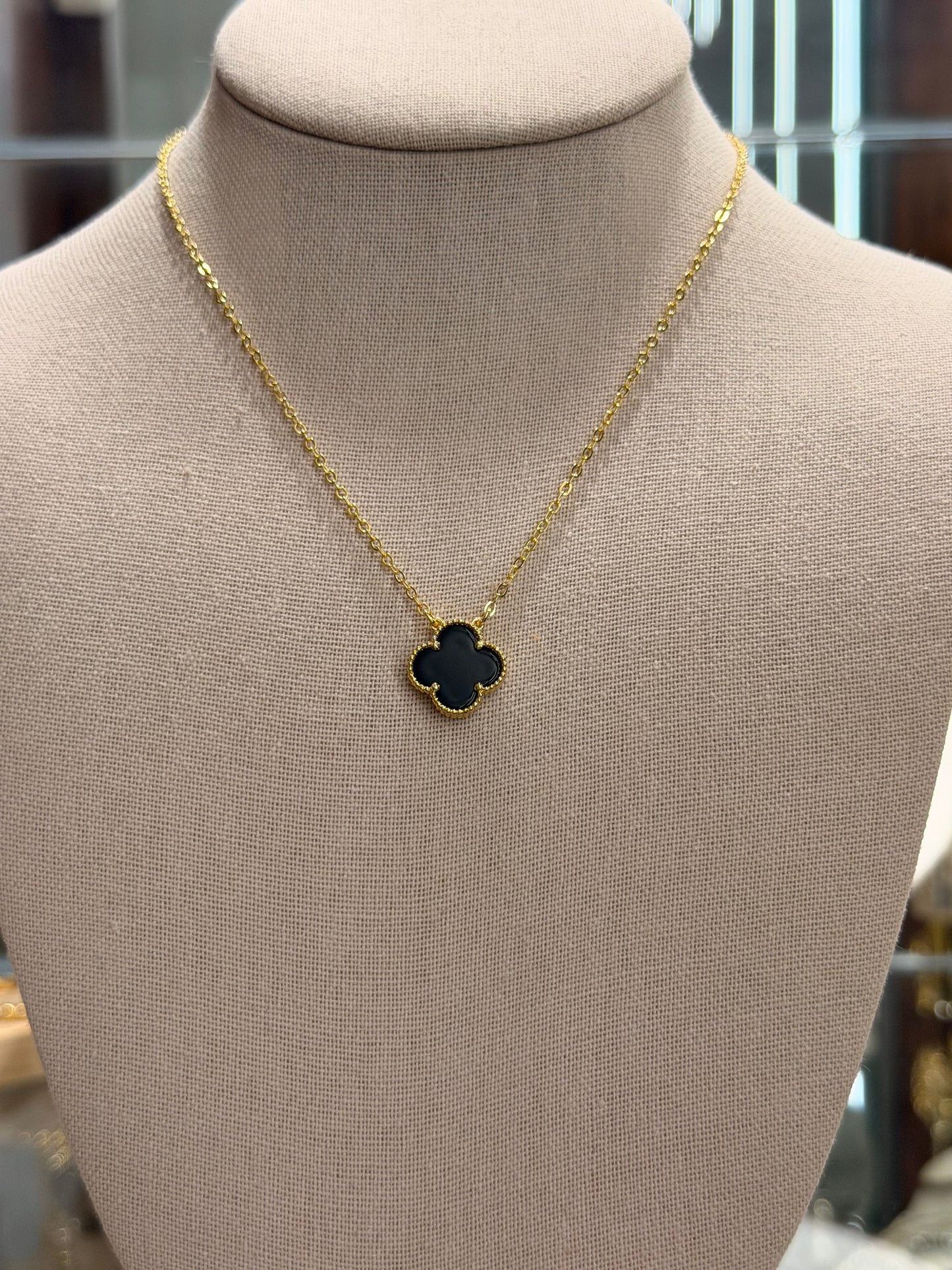 Set cadena y aretes flor black rodinado