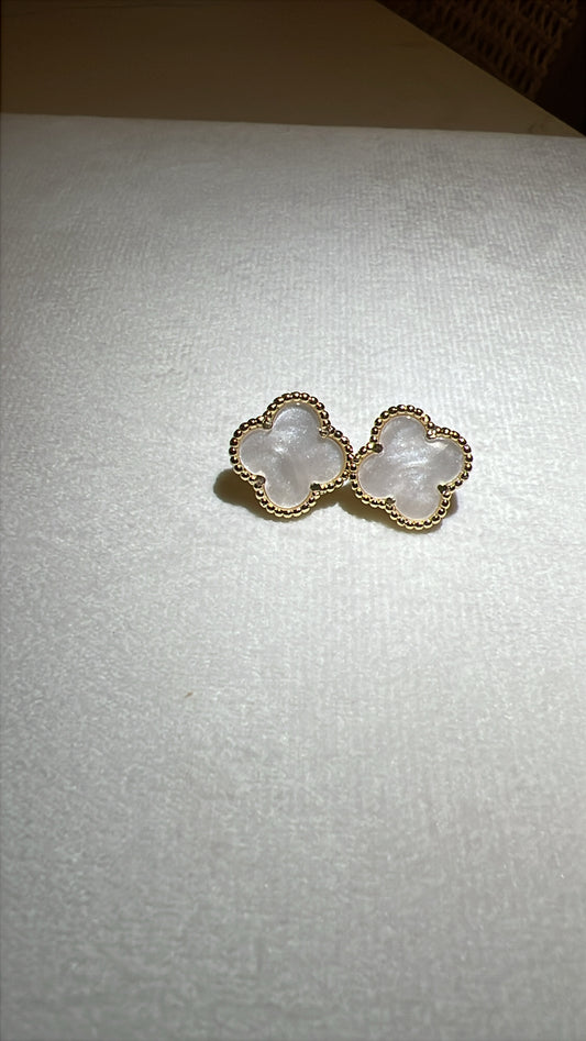 Aretes de flor madre perla rodinados