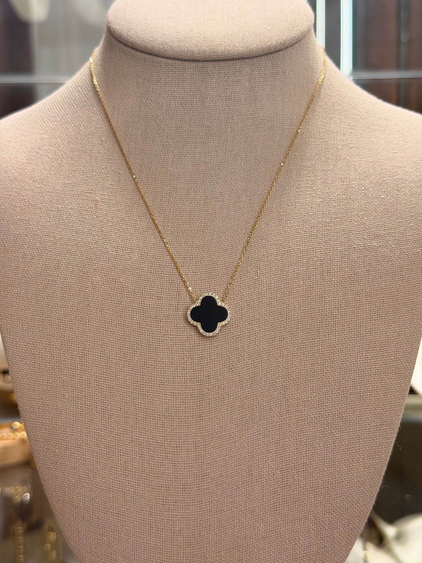 Cadena de Oro con dije Flor Onyx y Circones