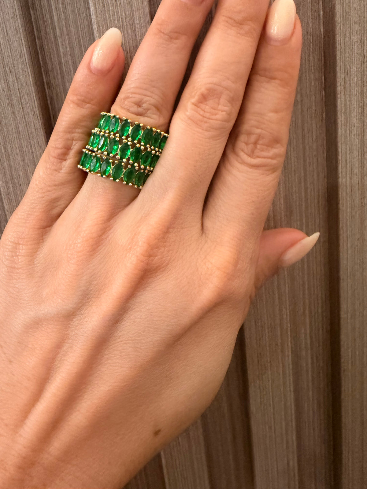 Anillo de baguettes ovalado green rodinado