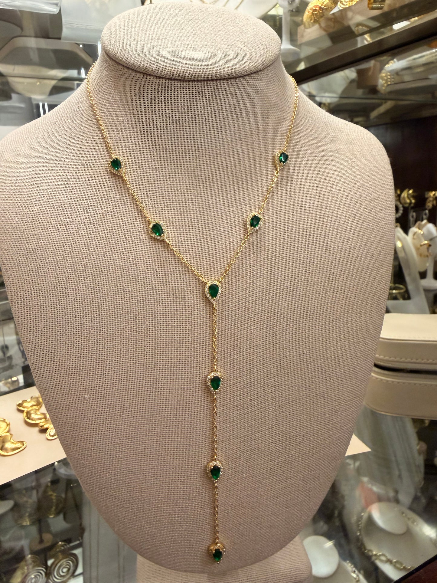 Lariat con cristales tono esmeraldas y circonias Gold